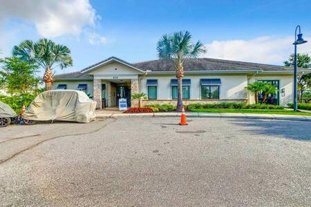 Lovely Thematic 2br With 2 Clubhouses & Waterpark